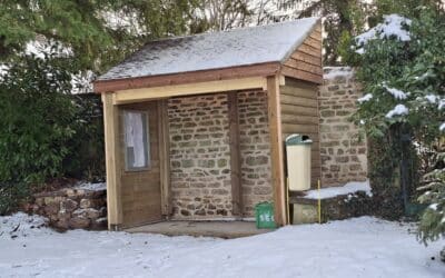 BIENVENUE AU NOUVEL ABRI-BUS installé par nos agents communaux dans le hameau du Bout du Bois, sur une parcelle acquise par la Commune de Montjavoult