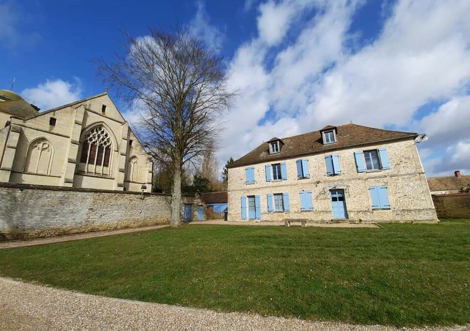 Appartement à louer à Montjavoult (60240) au 1er étage du presbytère.52 m²- 3 pièces : 2 chambres et séjour avec coin cuisine (évier sur meuble et plaques électriques) Salle d’eau (douche lavabo WC) chauffage électrique, 2 emplacements de parking.655 euros/mois. Disponible à partir du 17 mai 2023. Visite et renseignement : mairiedemontjavoult@orange.fr ou 0344499259