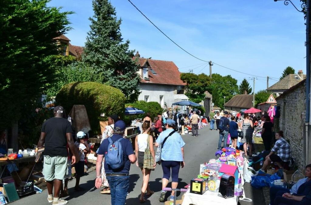 BROCANTE 2023 : encore une magnifique brocante ce 1er week-end de septembre à Montjavoult. La commune remercie l’association organisatrice, LE BONHEUR DANS LE PRE et toute son équipe de bénévoles, les agents municipaux, l’agriculteur dont le champs a été prêté pour accueillir le parking, et bien sûr : l’ensemble des exposants, des nombreux visiteurs, et pour leur présence : le Centre Equestre des Nonains qui proposait des balades à Poney, Montjavoult Production, ainsi que les 8 associations venues présenter leurs activités à la table des associations et ouvrir l’église. A l’année prochaine !