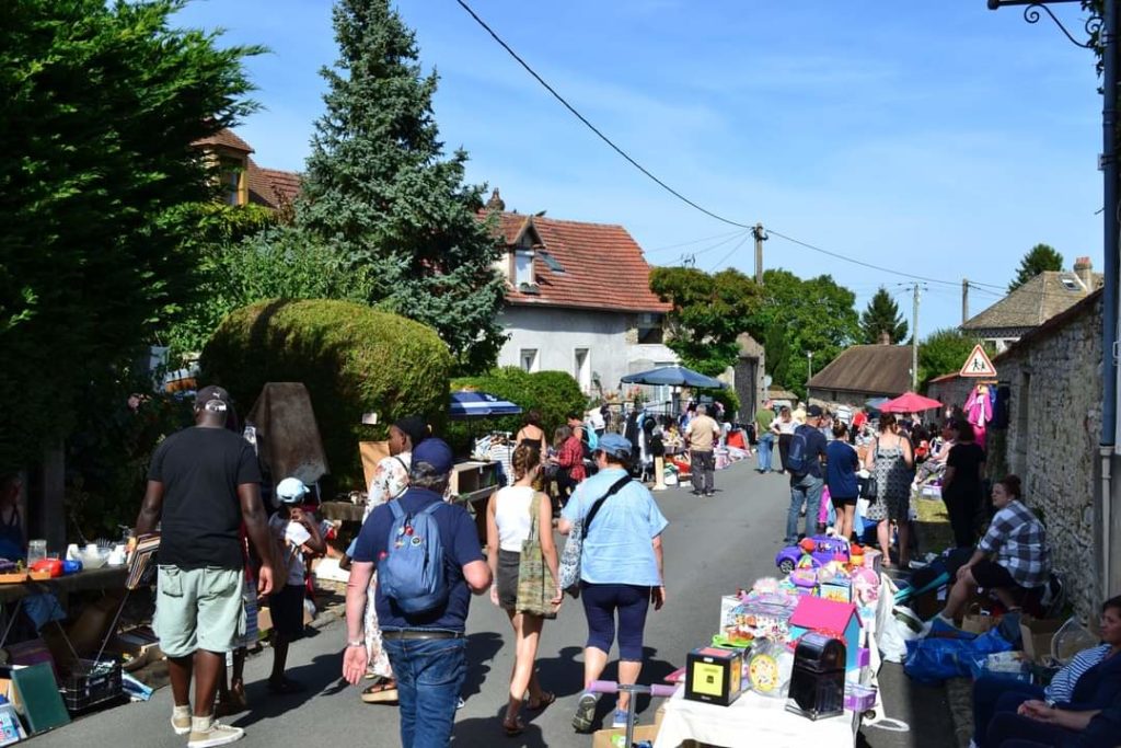 BROCANTE 2023 : encore une magnifique brocante ce 1er week-end de septembre à Montjavoult. La commune remercie l’association organisatrice, LE BONHEUR DANS LE PRE et toute son équipe de bénévoles, les agents municipaux, l’agriculteur dont le champs a été prêté pour accueillir le parking, et bien sûr : l’ensemble des exposants, des nombreux visiteurs, et pour leur présence : le Centre Equestre des Nonains qui proposait des balades à Poney, Montjavoult Production, ainsi que les 8 associations venues présenter leurs activités à la table des associations et ouvrir l’église. A l’année prochaine !