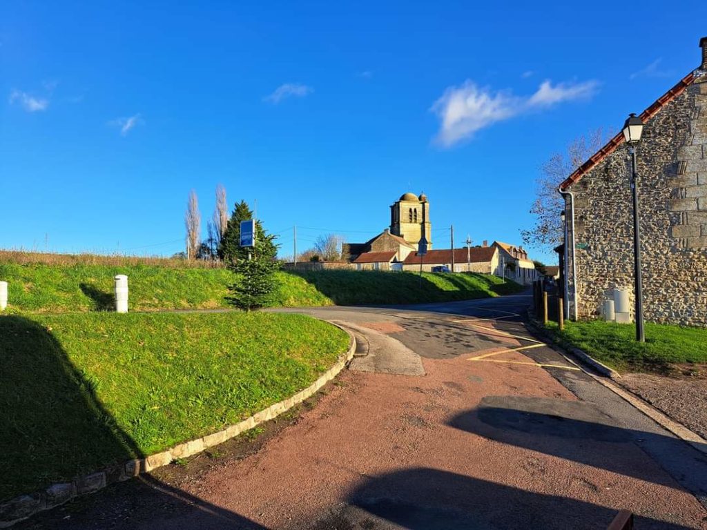 A LOUER APPARTEMENT 100m2 à Montjavoult au-dessus de la mairie. Loyer 800 euros 150 euros de charge : T4, 3 chambres…Contact Secrétaire de Mairie : 0344499259